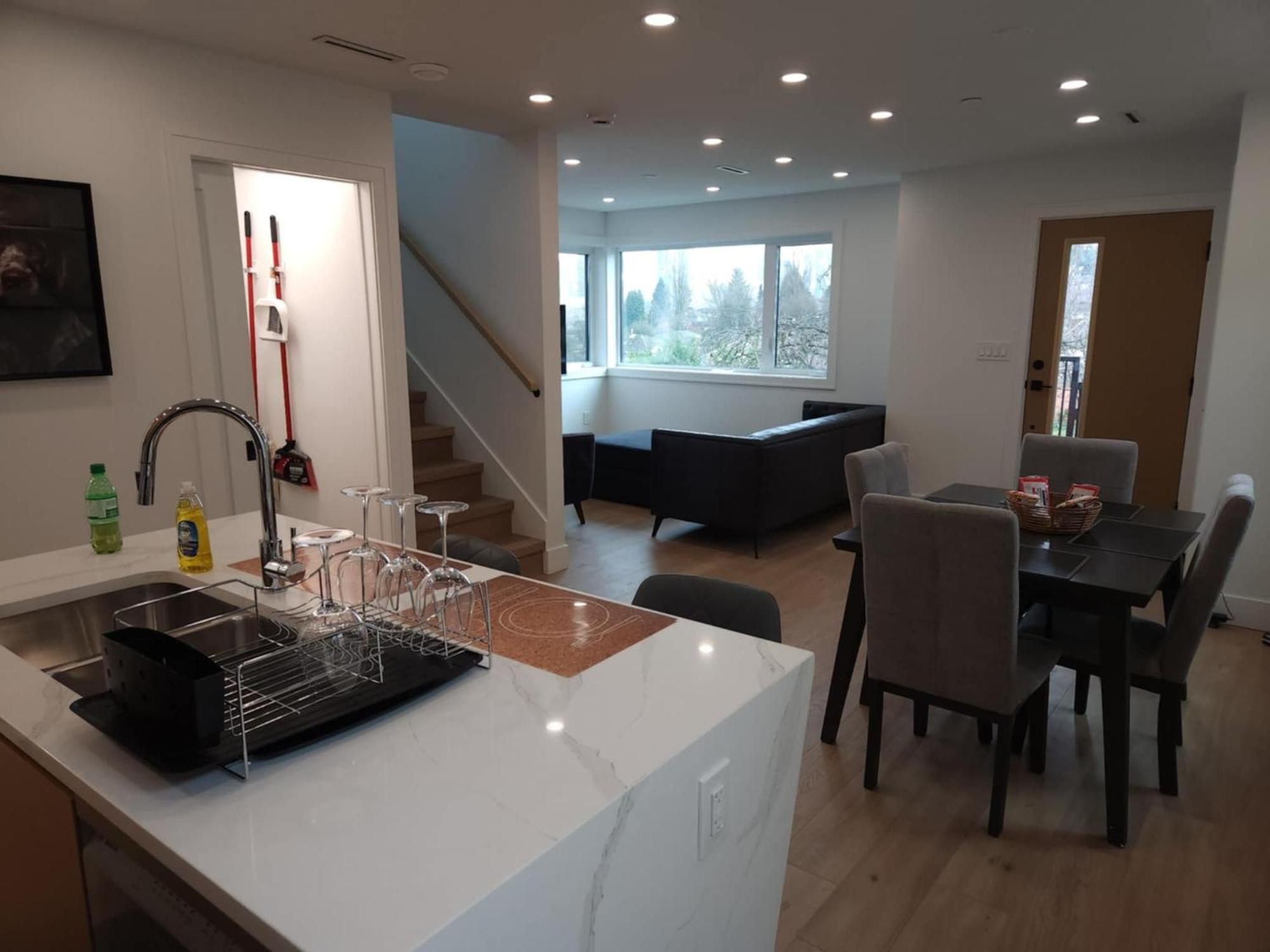 Signature Luxe Top-Floor Townhouse 2Br, 3Ba With Stunning Views 밴쿠버 외부 사진