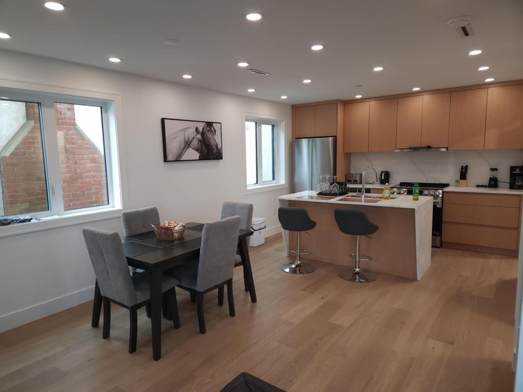 Signature Luxe Top-Floor Townhouse 2Br, 3Ba With Stunning Views 밴쿠버 외부 사진
